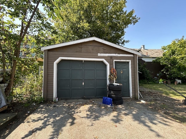 17 Convent Sq, Burlington, VT 05401 - detached garage featuring driveway