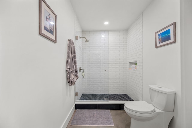 full bath with toilet, a shower stall, recessed lighting, and baseboards