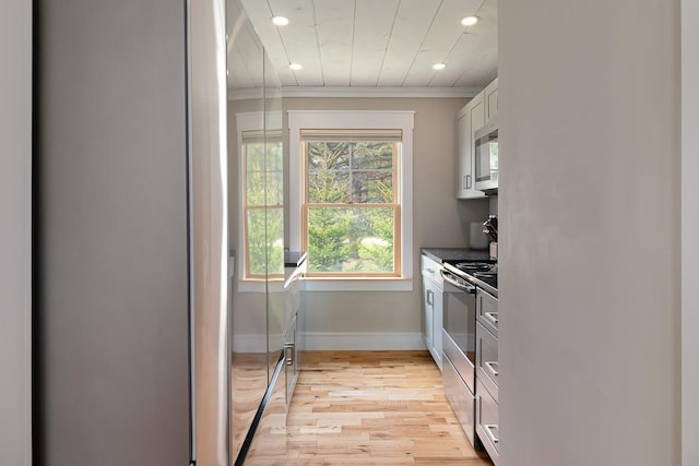 kitchen featuring stainless steel range with electric stovetop, recessed lighting, light wood finished floors, crown molding, and baseboards