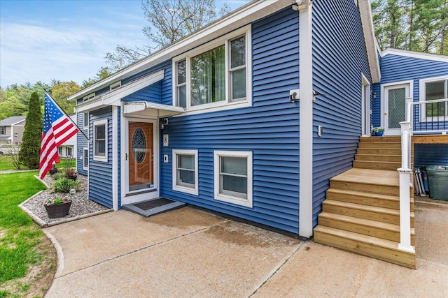 8 Bowman Ct, Merrimack, NH 03054 - view of front of home featuring a patio area