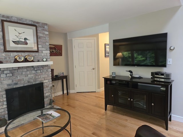 46 Point Breeze Rd, Wolfeboro, NH 03894 - living room featuring light wood-style floors, a fireplace, and baseboards