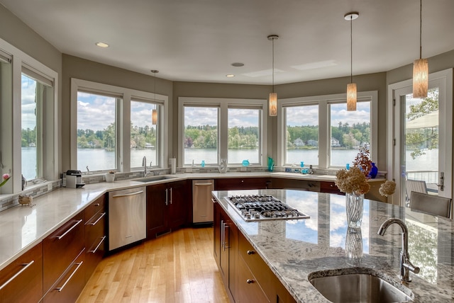 25 N Shore Rd, Windham, NH 03087 - kitchen with stainless steel appliances, a sink, healthy amount of natural light, and recessed lighting
