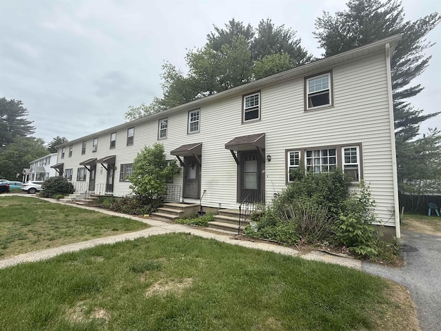 16 Townhouse Rd, Allenstown, NH 03275 - view of front facade featuring a front yard