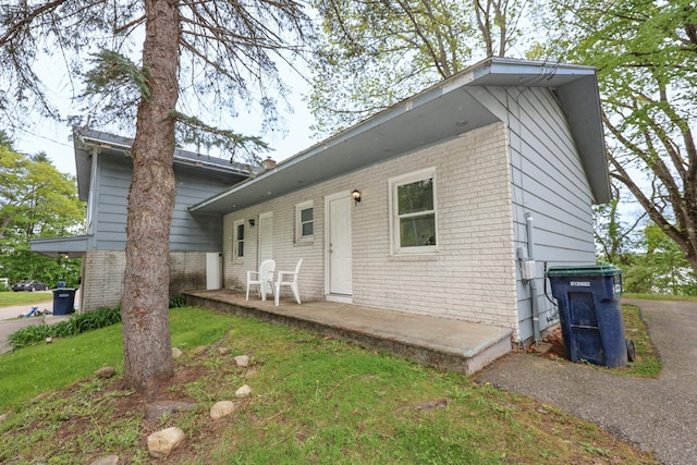 9 Winnisquam Shr, Tilton, NH 03276 - view of front of property with brick siding and a front lawn