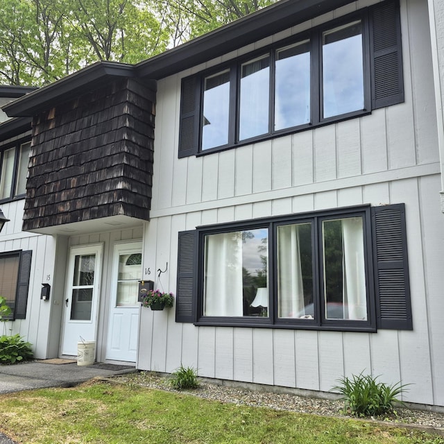 16 Oakwood Dr Unit 16, Claremont, NH 03743 - view of front of house with board and batten siding