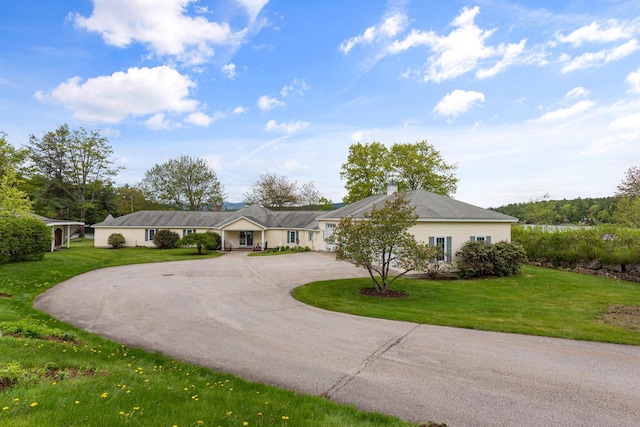 1 Mayhew Tpke, Bridgewater, NH 03222 - single story home with curved driveway and a front yard