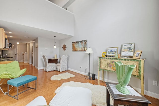 48 Landing Ln Unit 15, Laconia, NH 03246 - living room featuring light wood-style flooring, baseboards, a high ceiling, and recessed lighting