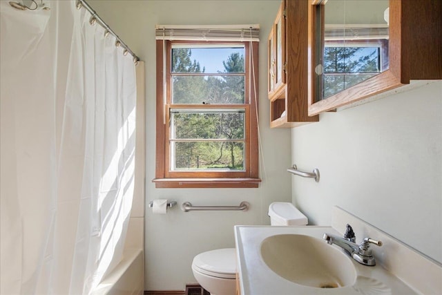 129 Camp Kiniya Rd, Colchester, VT 05446 - full bath with toilet, vanity, and shower / bath combo