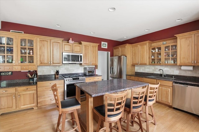 26 Pinnacle Dr, South Burlington, VT 05403 - kitchen with stainless steel appliances, a sink, light wood finished floors, and a breakfast bar