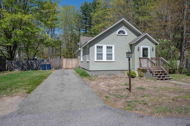 4 Palmer Ave, Plaistow, NH 03865 - bungalow-style house with asphalt driveway