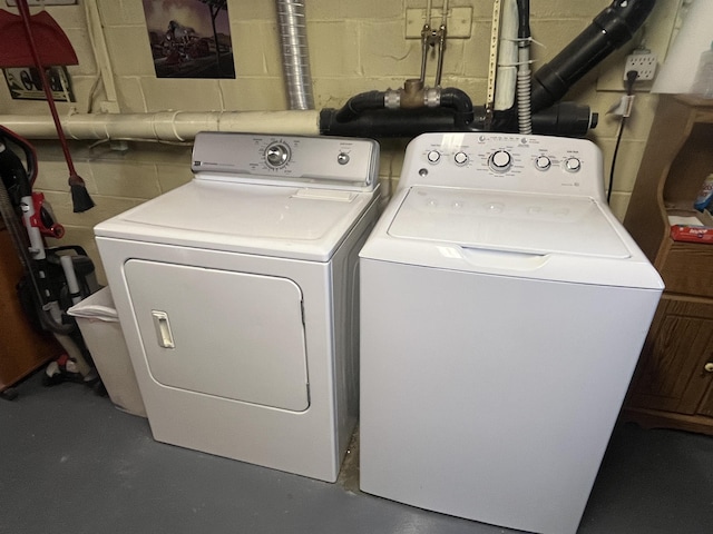 14 Brierwood Ln, Burlington, VT 05408 - laundry room featuring washing machine and dryer and concrete block wall