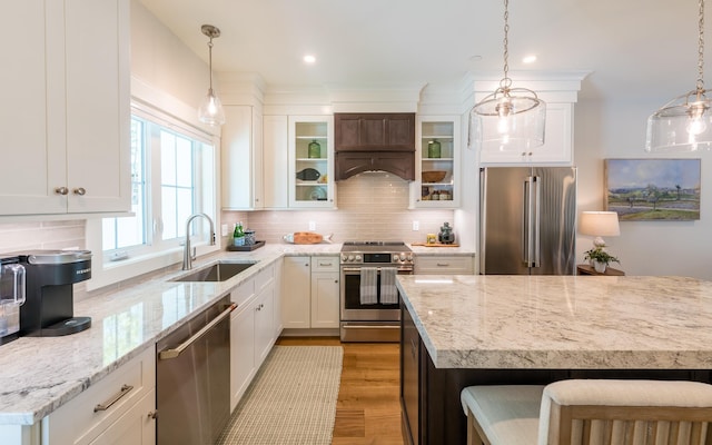 60 White Oaks Rd Unit 26, Laconia, NH 03246 - kitchen with stainless steel appliances, a sink, light wood finished floors, tasteful backsplash, and white cabinetry