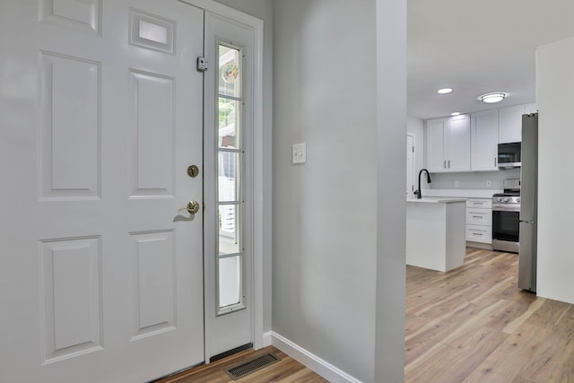 1465 Hooksett Rd Unit 403, Hooksett, NH 03106 - entryway with light wood-style flooring, baseboards, and recessed lighting