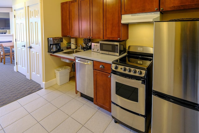 240QII Jackson Gore Inn Unit 240Qii, Ludlow, VT 05149 - kitchen with stainless steel appliances, under cabinet range hood, light countertops, light carpet, and baseboards