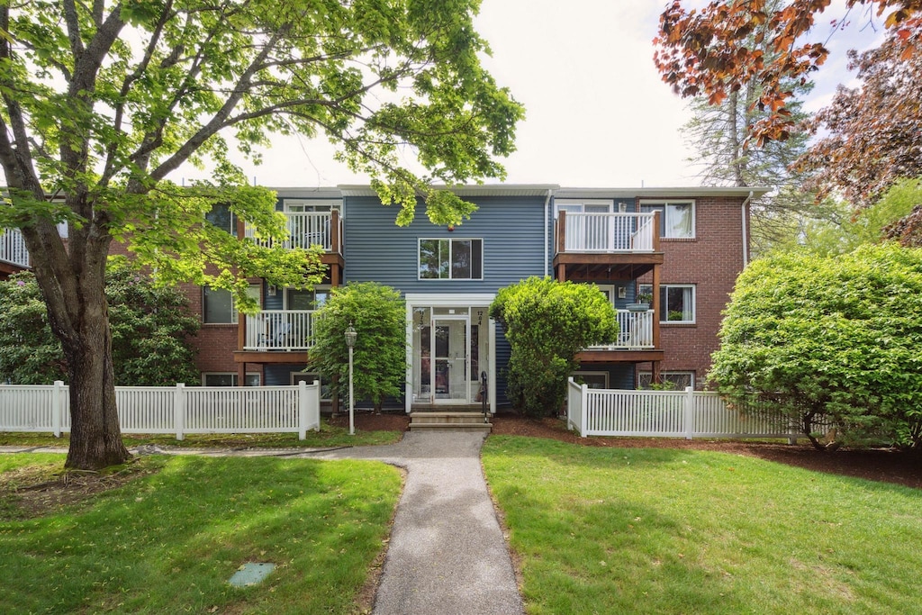 4 Seabury Rd Garden, Unit Garden, Hampton, NH 03842 - townhome / multi-family property featuring brick siding