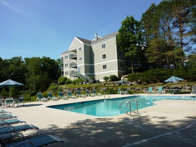 7 Lilac Ct Unit 335, Nashua, NH 03062 - community pool featuring a patio