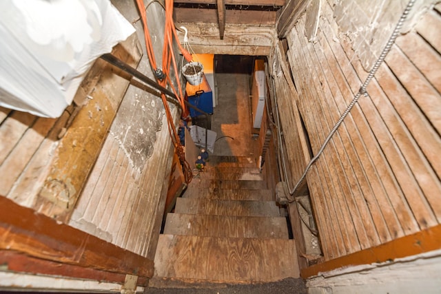 521 Wilson St, Manchester, NH 03103 - view of stairs