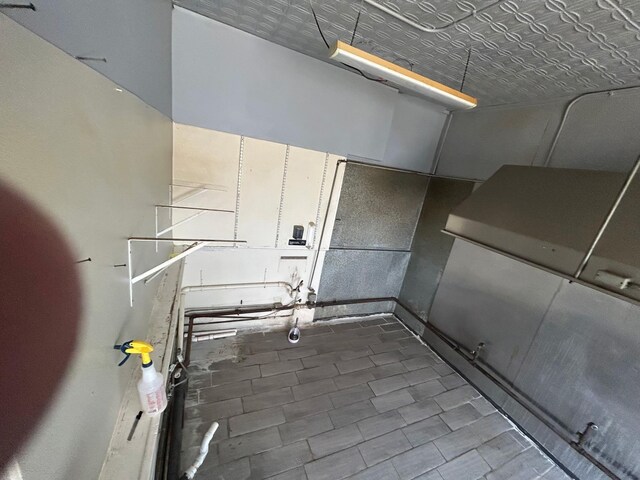521 Wilson St, Manchester, NH 03103 - garage with pet washing station