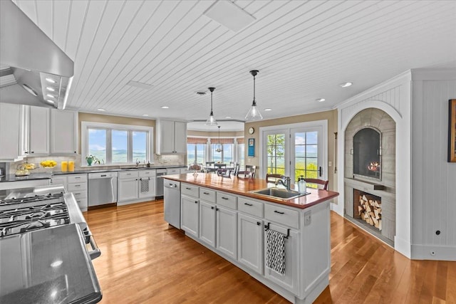 1097 Taber Ridge Rd, Stowe, VT 05672 - kitchen with appliances with stainless steel finishes, a sink, range hood, a kitchen island, and wood ceiling