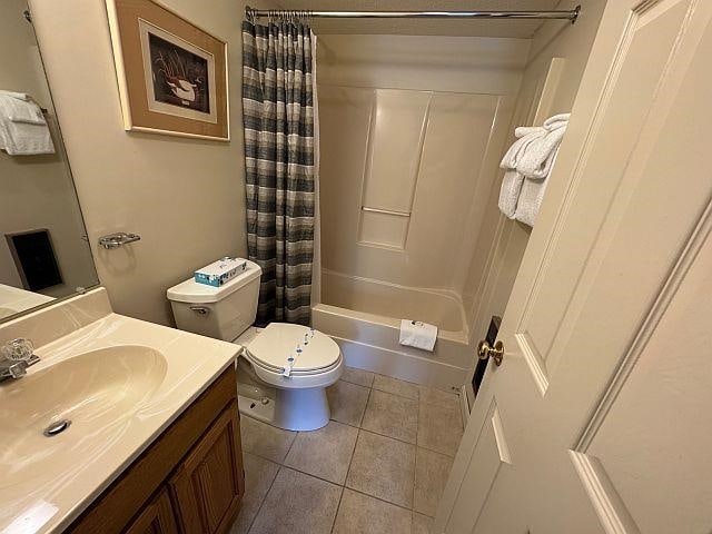 227 Main St Unit 232, Lincoln, NH 03251 - full bath featuring toilet, vanity, shower / bath combo, and tile patterned floors