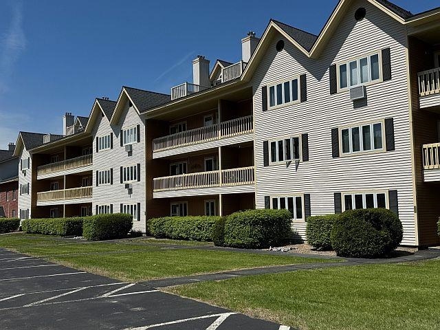 227 Main St Unit 232, Lincoln, NH 03251 - view of building exterior featuring uncovered parking