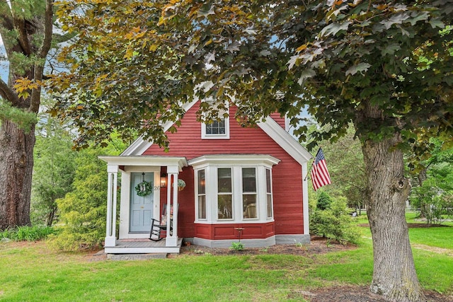 26 Middle St, Amherst, NH 03031 - view of front facade featuring a front lawn