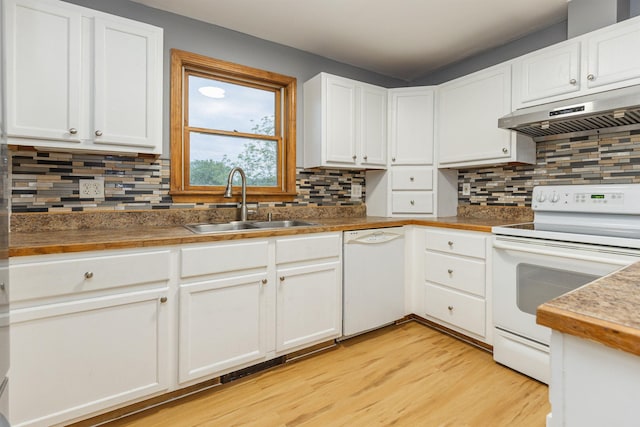 62 Indigo Hill Rd, Somersworth, NH 03878 - kitchen with white appliances, under cabinet range hood, a sink, light wood-style flooring, and tasteful backsplash