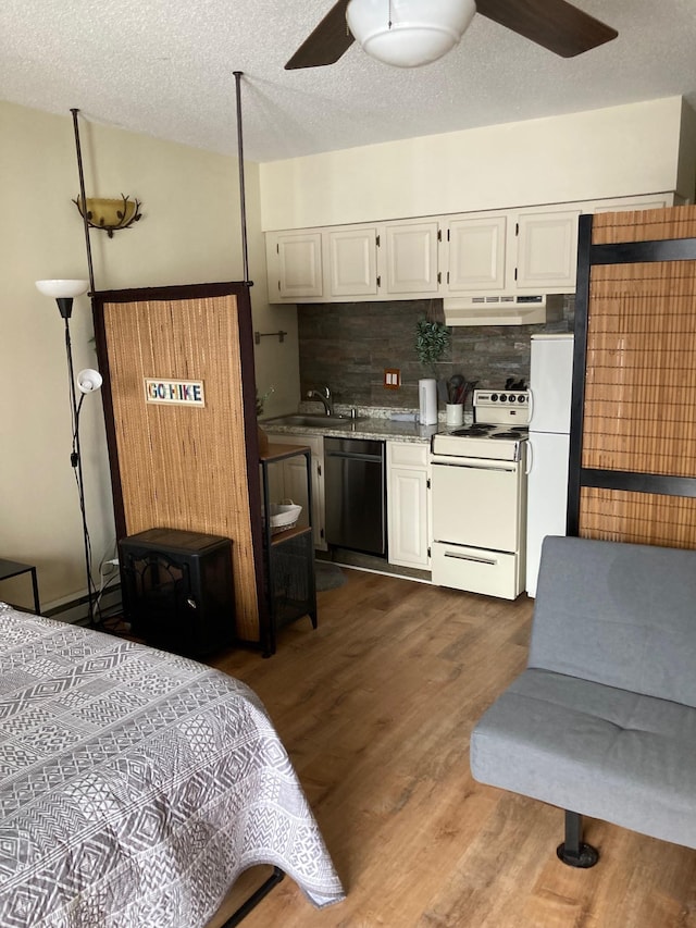 36 Lodge Rd Unit B105, Lincoln, NH 03251 - bedroom with a sink, dark wood finished floors, freestanding refrigerator, and a textured ceiling
