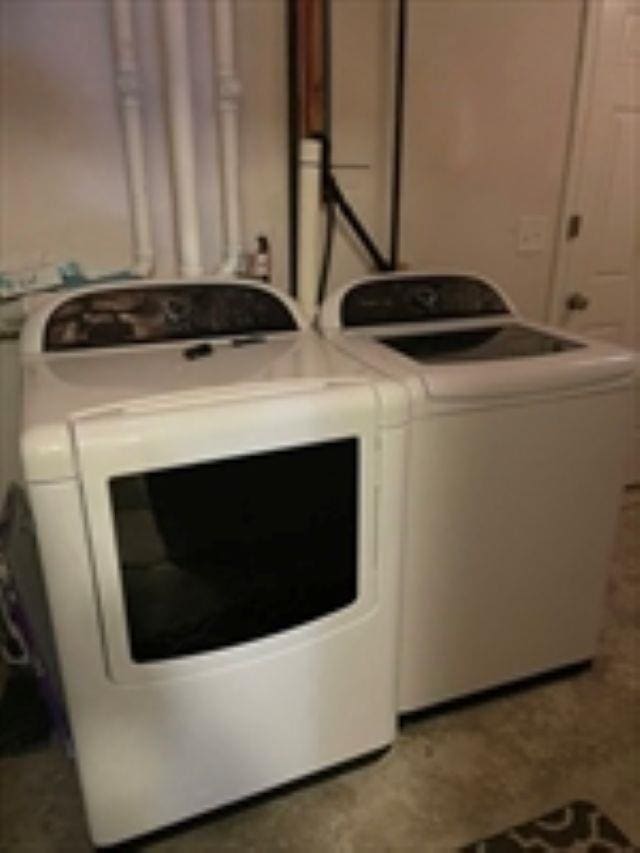 24 Bandon Cir, Westford, MA 01886 - laundry room featuring washer and dryer