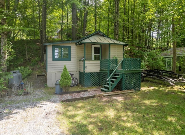 422/431 Little Rutland Rd, Castleton, VT 05735 - view of front facade featuring stairs