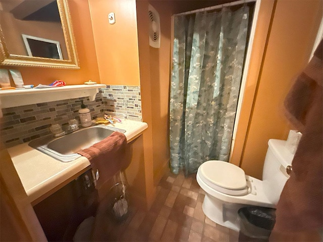 422/431 Little Rutland Rd, Castleton, VT 05735 - bathroom featuring toilet, decorative backsplash, a shower with curtain, and vanity
