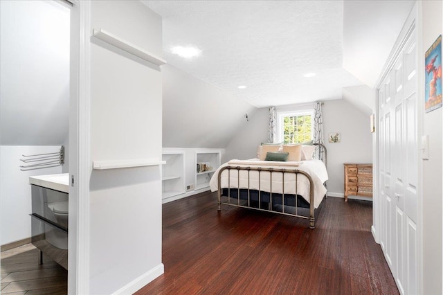 6 Samuels Ct, Dunbarton, NH 03046 - bedroom with hardwood / wood-style flooring, lofted ceiling, baseboards, and a textured ceiling