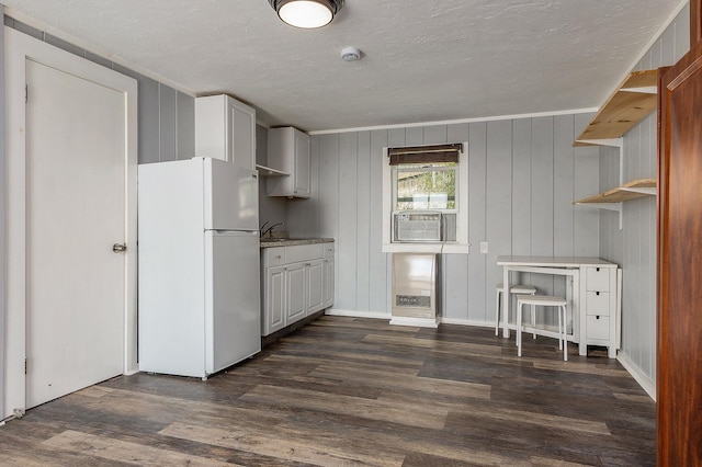 522 Ocean Blvd Unit 10, Hampton, NH 03842 - kitchen featuring freestanding refrigerator, dark wood-style floors, a textured ceiling, a sink, and light countertops
