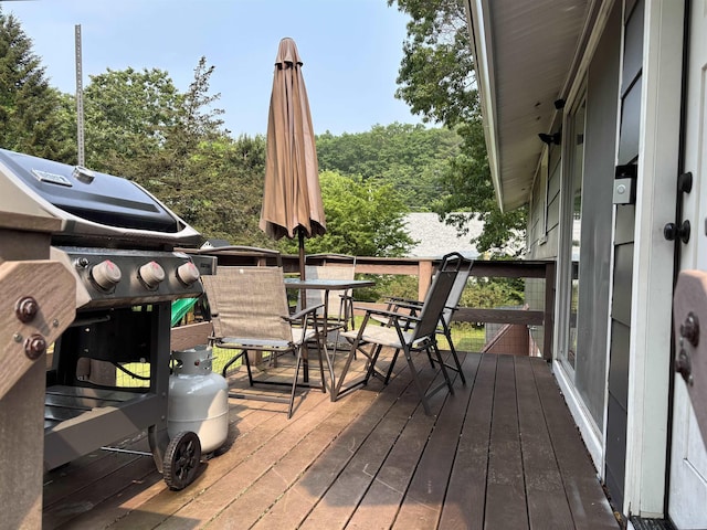 4 Mount Vernon Dr, Pelham, NH 03076 - deck with outdoor dining space