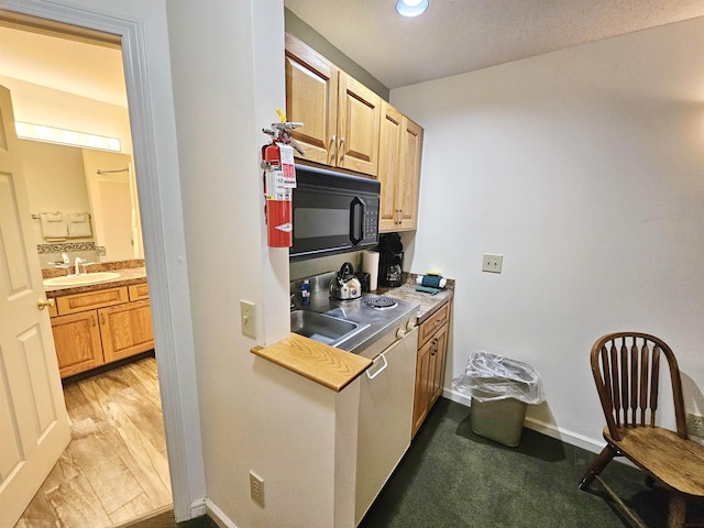 156 Deer Park Dr Unit 127D, Woodstock, NH 03262 - kitchen featuring black microwave, a sink, baseboards, and recessed lighting
