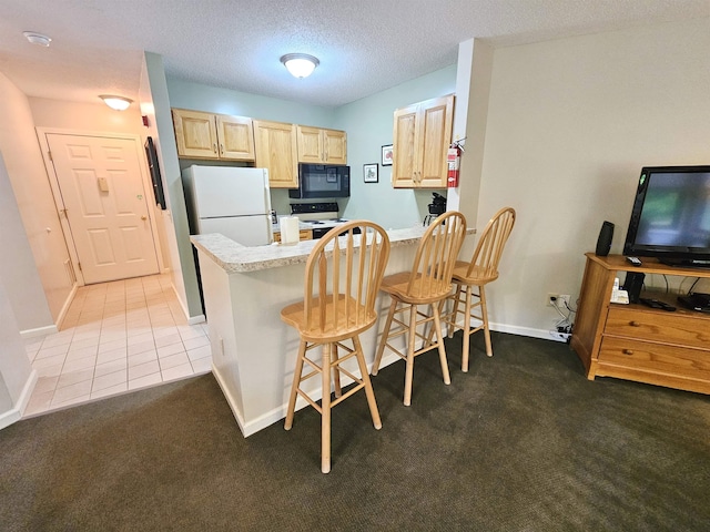 156 Deer Park Dr Unit 127D, Woodstock, NH 03262 - kitchen with white appliances, light brown cabinetry, a peninsula, a breakfast bar, and light countertops