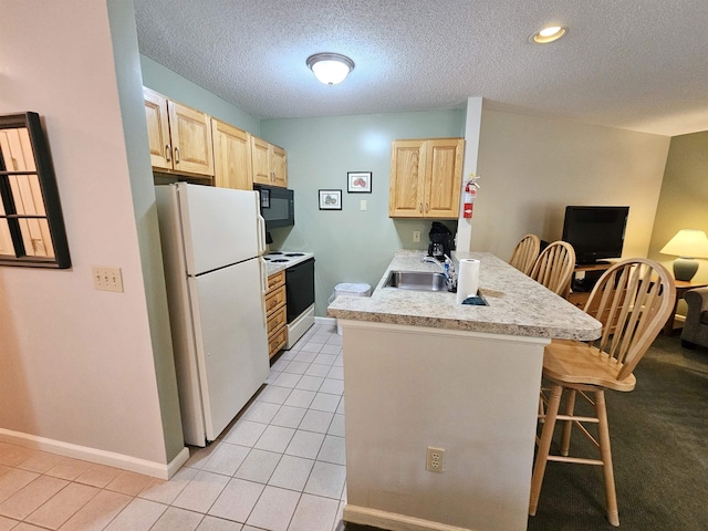 156 Deer Park Dr Unit 127D, Woodstock, NH 03262 - kitchen with white appliances, light brown cabinets, a kitchen bar, a peninsula, and a sink