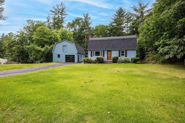 8 Jakes Ln, Merrimack, NH 03054 - colonial inspired home with an outdoor structure, a gambrel roof, asphalt driveway, a detached garage, and a front lawn