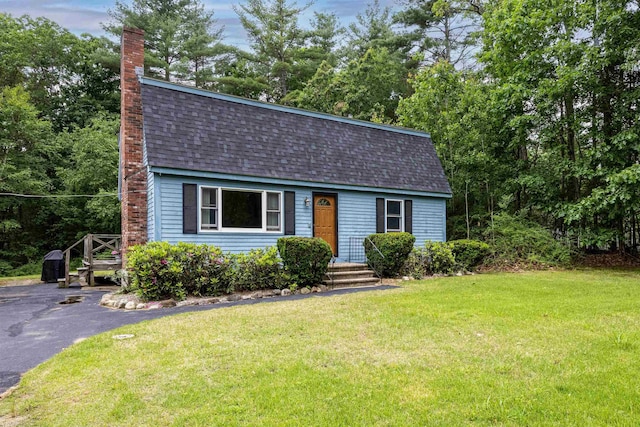 8 Jakes Ln, Merrimack, NH 03054 - dutch colonial featuring a shingled roof, a chimney, and a front lawn