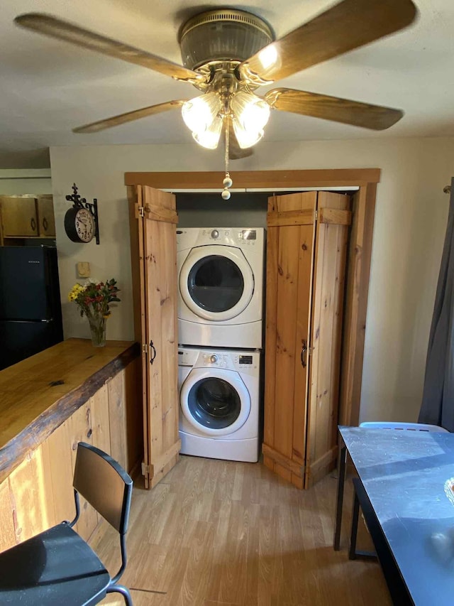 5 Swiftwater Dr Unit 8, Allenstown, NH 03275 - laundry area with stacked washer / drying machine, ceiling fan, and light wood-style flooring
