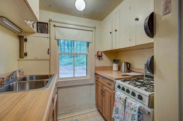 28 Brook Ln, Conway, NH 03818 - kitchen with light countertops, white gas stove, light flooring, and a textured ceiling