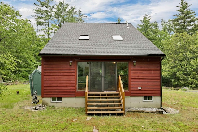 481 New Orchard Rd, Epsom, NH 03234 - back of house with a shingled roof and a yard