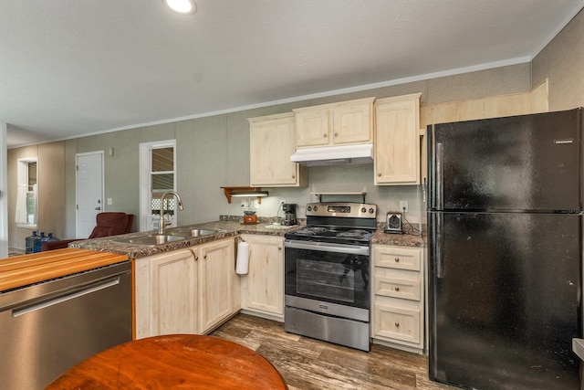 205 Windsor Rd, Hillsborough, NH 03244 - kitchen with appliances with stainless steel finishes, under cabinet range hood, dark wood-style floors, ornamental molding, and a peninsula