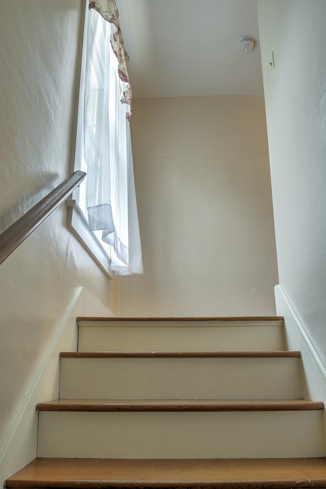 382 Park Ave, Keene, NH 03431 - view of stairway