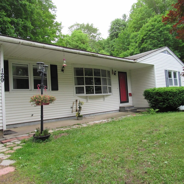 129 Chestnut St, Claremont, NH 03743 - single story home featuring a front yard