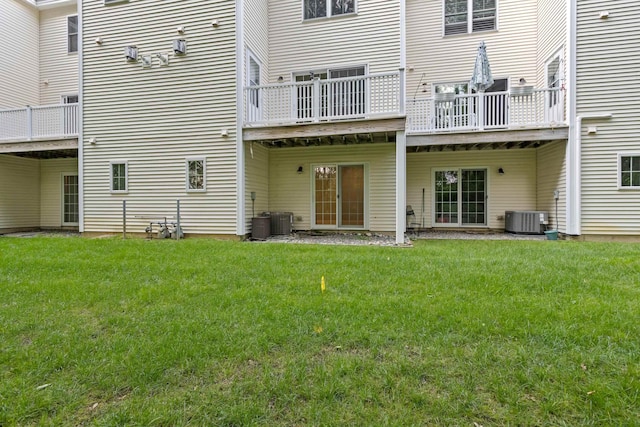 243 Drakeside Rd Unit 7, Hampton, NH 03842 - back of property featuring a lawn