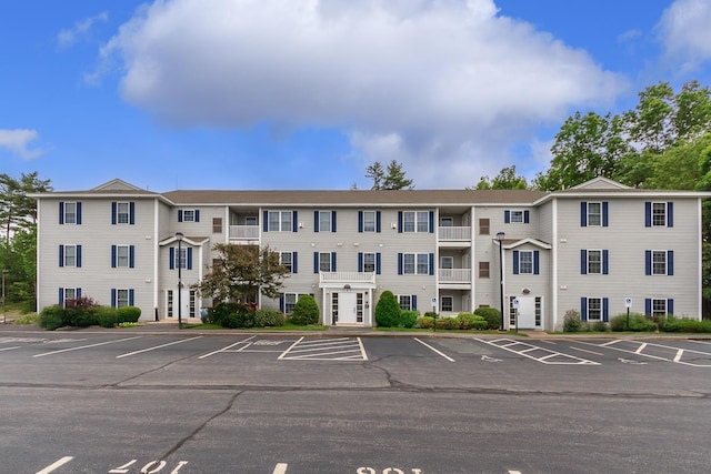4 Crestview Cir Unit 106, Londonderry, NH 03053 - view of property featuring uncovered parking