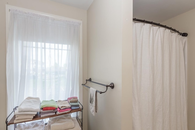 4 Crestview Cir Unit 106, Londonderry, NH 03053 - full bathroom with a shower with curtain