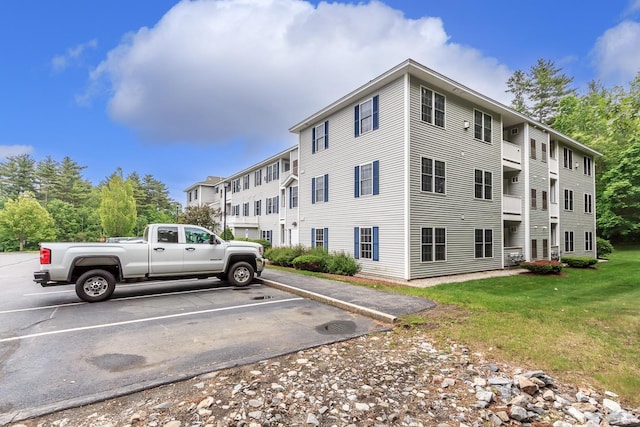 4 Crestview Cir Unit 106, Londonderry, NH 03053 - view of building exterior with uncovered parking