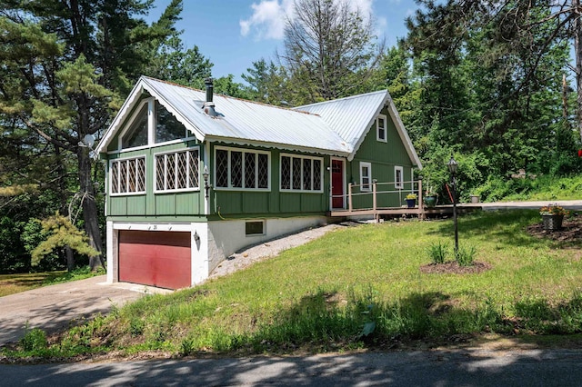 35 Alpstrausse Rd, Bartlett, NH 03845 - view of front facade with an attached garage, driveway, a front yard, and a metal roof